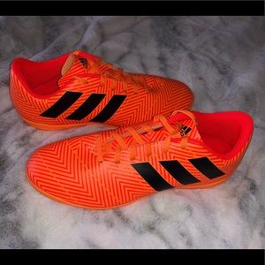 Indoor soccer shoes